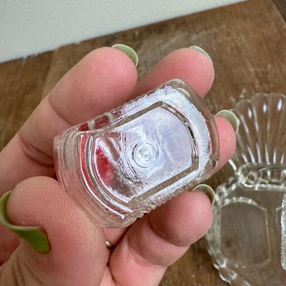 Vintage Clear Glass SeaShell Turkey Feather Salt and pepper Set red caps - Picture 2 of 9